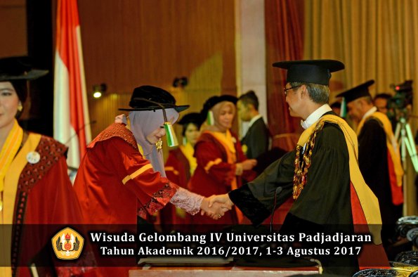 Wisuda Unpad Gel IV TA 2016_2017 Fakultas PERTANIAN oleh  Rektor 023