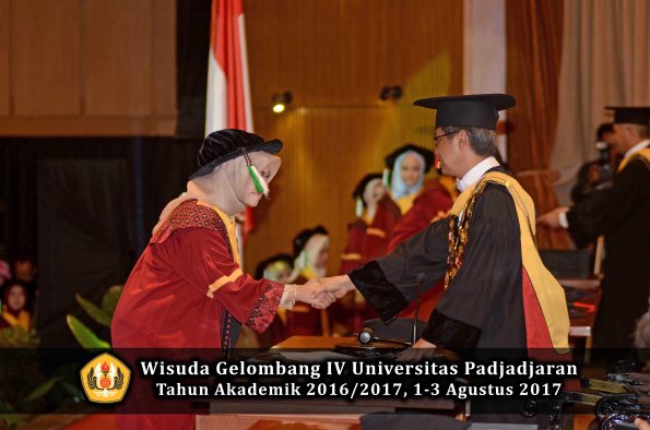 Wisuda Unpad Gel IV TA 2016_2017 Fakultas PERTANIAN oleh  Rektor 024