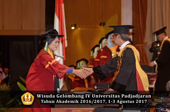 Wisuda Unpad Gel IV TA 2016_2017 Fakultas PERTANIAN oleh  Rektor 025