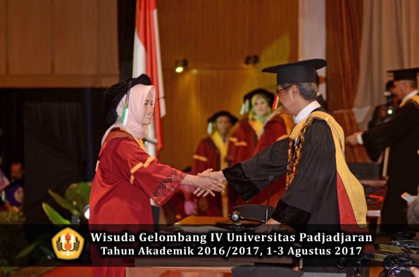 Wisuda Unpad Gel IV TA 2016_2017 Fakultas PERTANIAN oleh  Rektor 027