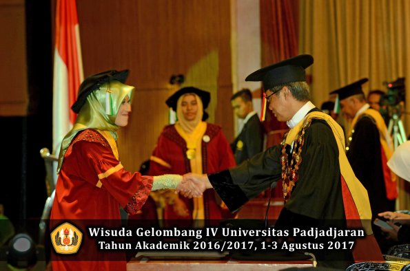 Wisuda Unpad Gel IV TA 2016_2017 Fakultas PERTANIAN oleh  Rektor 029