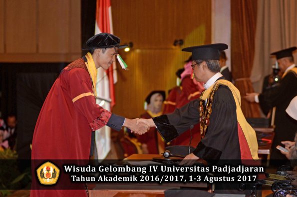 Wisuda Unpad Gel IV TA 2016_2017 Fakultas PERTANIAN oleh  Rektor 031