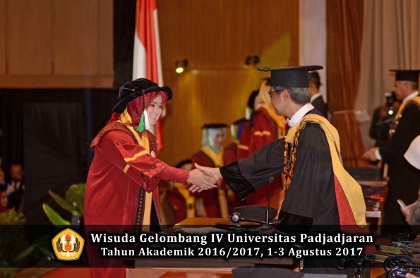 Wisuda Unpad Gel IV TA 2016_2017 Fakultas PERTANIAN oleh  Rektor 033