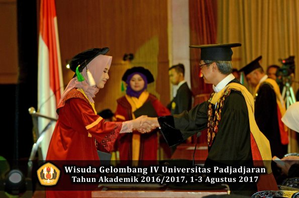 Wisuda Unpad Gel IV TA 2016_2017 Fakultas PERTANIAN oleh  Rektor 035