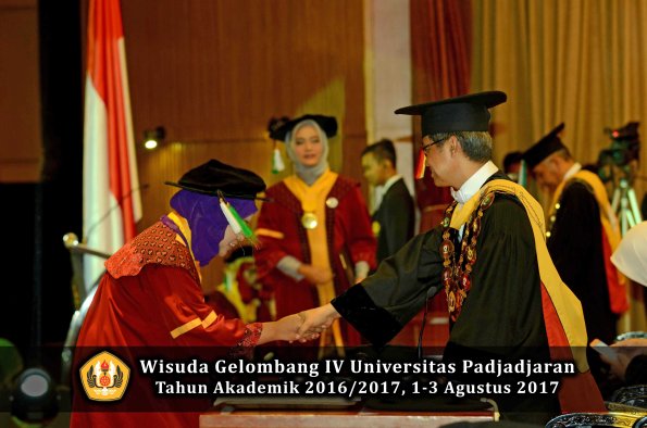 Wisuda Unpad Gel IV TA 2016_2017 Fakultas PERTANIAN oleh  Rektor 036