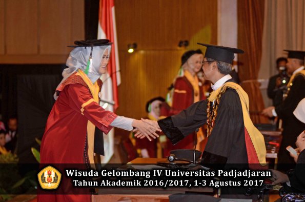 Wisuda Unpad Gel IV TA 2016_2017 Fakultas PERTANIAN oleh  Rektor 037