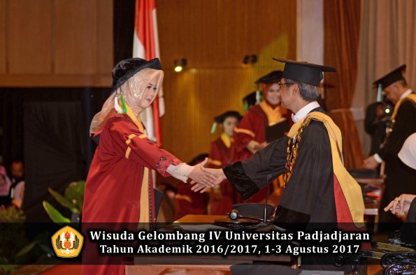 Wisuda Unpad Gel IV TA 2016_2017 Fakultas PERTANIAN oleh  Rektor 038