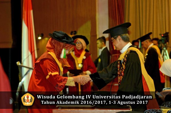 Wisuda Unpad Gel IV TA 2016_2017 Fakultas PERTANIAN oleh  Rektor 039
