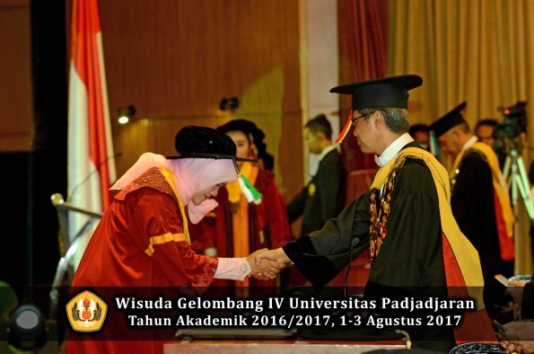 Wisuda Unpad Gel IV TA 2016_2017 Fakultas PERTANIAN oleh  Rektor 041