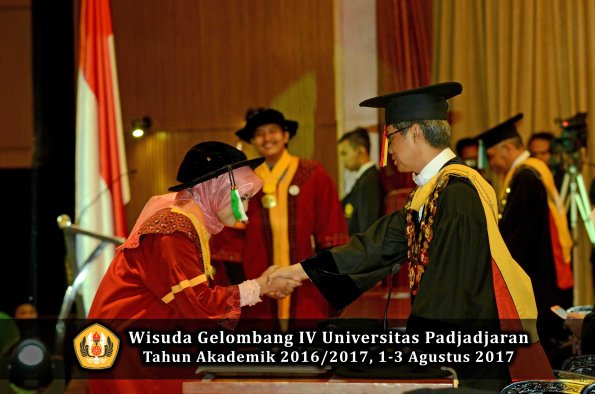 Wisuda Unpad Gel IV TA 2016_2017 Fakultas PERTANIAN oleh  Rektor 044