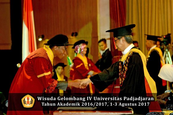 Wisuda Unpad Gel IV TA 2016_2017 Fakultas PERTANIAN oleh  Rektor 048