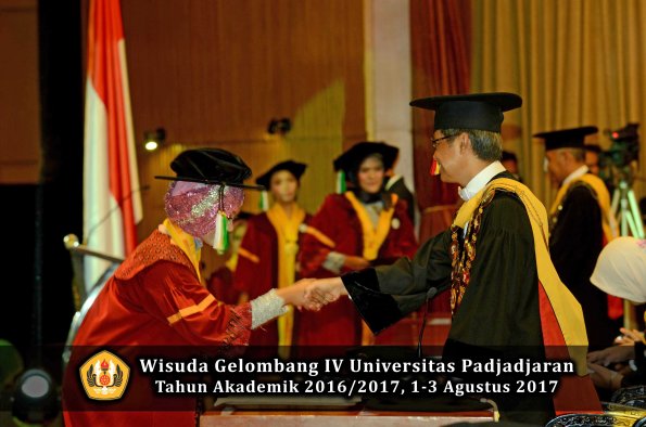 Wisuda Unpad Gel IV TA 2016_2017 Fakultas PERTANIAN oleh  Rektor 049