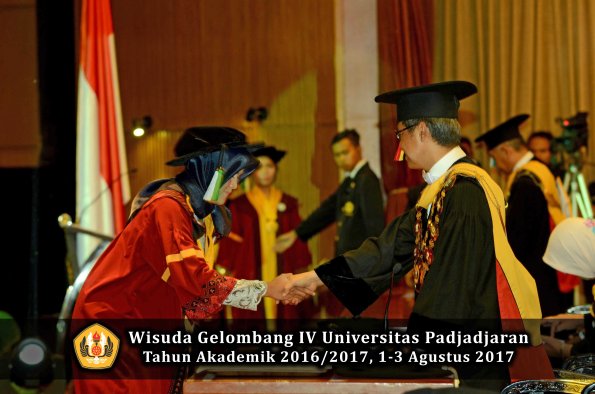 Wisuda Unpad Gel IV TA 2016_2017 Fakultas PERTANIAN oleh  Rektor 050