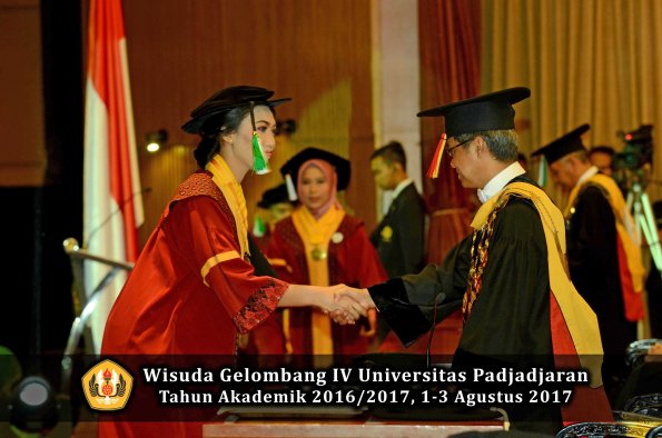 Wisuda Unpad Gel IV TA 2016_2017 Fakultas PERTANIAN oleh  Rektor 051