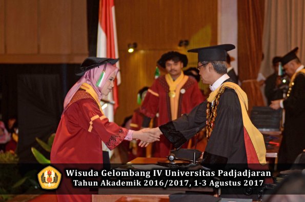 Wisuda Unpad Gel IV TA 2016_2017 Fakultas PERTANIAN oleh  Rektor 052