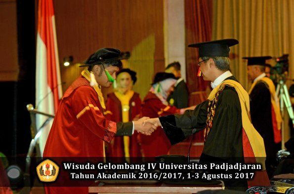 Wisuda Unpad Gel IV TA 2016_2017 Fakultas PERTANIAN oleh  Rektor 053