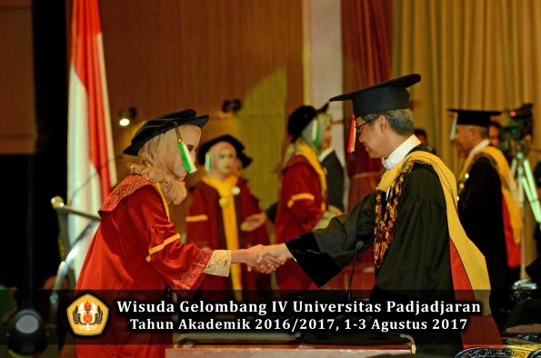 Wisuda Unpad Gel IV TA 2016_2017 Fakultas PERTANIAN oleh  Rektor 055