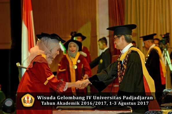 Wisuda Unpad Gel IV TA 2016_2017 Fakultas PERTANIAN oleh  Rektor 058