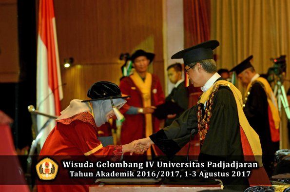 Wisuda Unpad Gel IV TA 2016_2017 Fakultas PERTANIAN oleh  Rektor 059