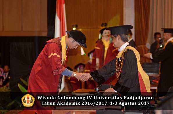 Wisuda Unpad Gel IV TA 2016_2017 Fakultas PERTANIAN oleh  Rektor 060