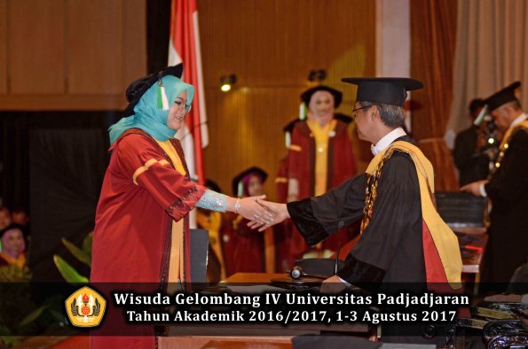 Wisuda Unpad Gel IV TA 2016_2017 Fakultas PERTANIAN oleh  Rektor 061