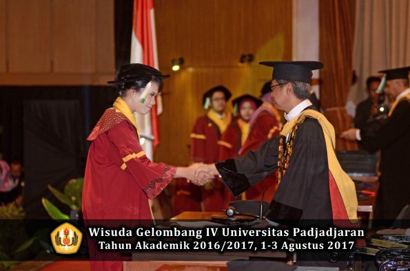 Wisuda Unpad Gel IV TA 2016_2017 Fakultas PERTANIAN oleh  Rektor 063