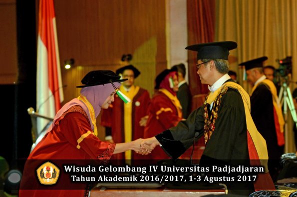 Wisuda Unpad Gel IV TA 2016_2017 Fakultas PERTANIAN oleh  Rektor 064