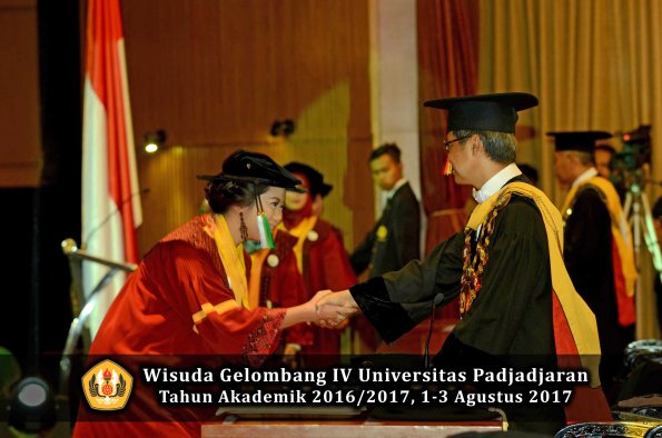 Wisuda Unpad Gel IV TA 2016_2017 Fakultas PERTANIAN oleh  Rektor 067