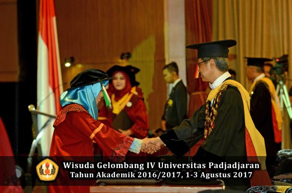Wisuda Unpad Gel IV TA 2016_2017 Fakultas PERTANIAN oleh  Rektor 068