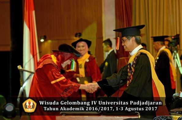Wisuda Unpad Gel IV TA 2016_2017 Fakultas PERTANIAN oleh  Rektor 069
