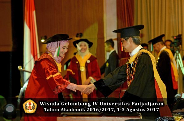 Wisuda Unpad Gel IV TA 2016_2017 Fakultas PERTANIAN oleh  Rektor 070