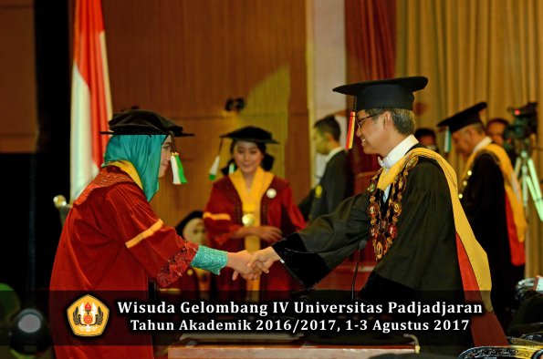 Wisuda Unpad Gel IV TA 2016_2017 Fakultas PERTANIAN oleh  Rektor 072