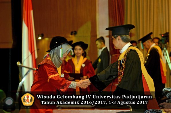 Wisuda Unpad Gel IV TA 2016_2017 Fakultas PERTANIAN oleh  Rektor 074