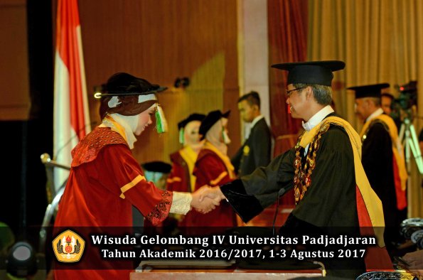 Wisuda Unpad Gel IV TA 2016_2017 Fakultas PERTANIAN oleh  Rektor 077