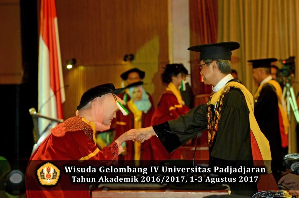 Wisuda Unpad Gel IV TA 2016_2017 Fakultas PERTANIAN oleh  Rektor 079