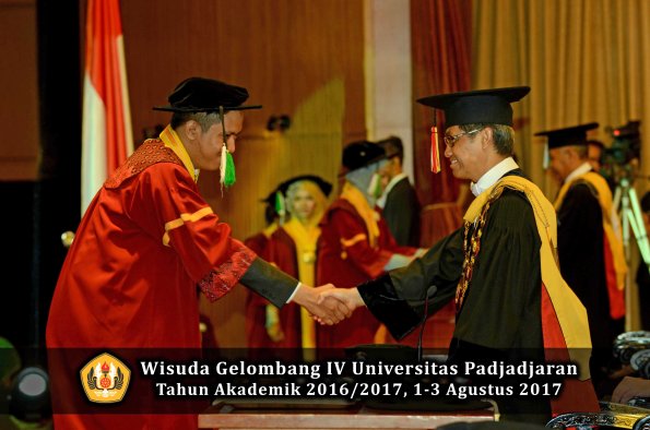 Wisuda Unpad Gel IV TA 2016_2017 Fakultas PERTANIAN oleh  Rektor 082