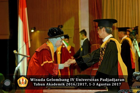 Wisuda Unpad Gel IV TA 2016_2017 Fakultas PERTANIAN oleh  Rektor 083