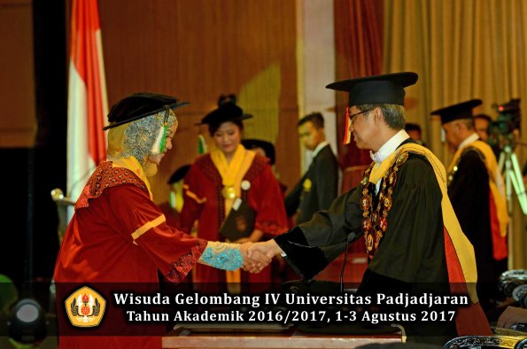 Wisuda Unpad Gel IV TA 2016_2017 Fakultas PERTANIAN oleh  Rektor 084