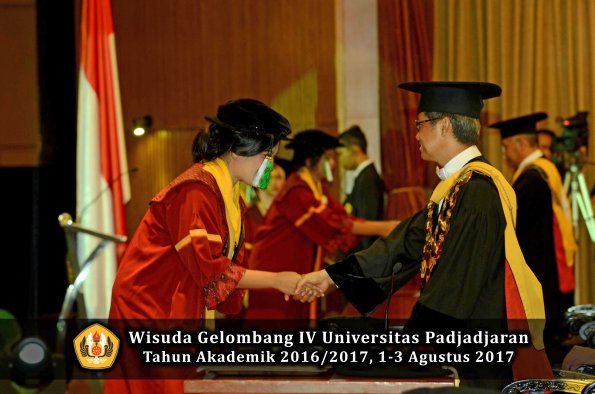 Wisuda Unpad Gel IV TA 2016_2017 Fakultas PERTANIAN oleh  Rektor 085