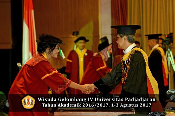 Wisuda Unpad Gel IV TA 2016_2017 Fakultas PERTANIAN oleh  Rektor 086