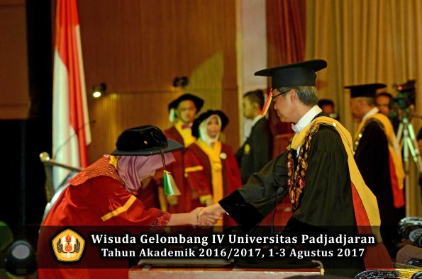 Wisuda Unpad Gel IV TA 2016_2017 Fakultas PERTANIAN oleh  Rektor 091