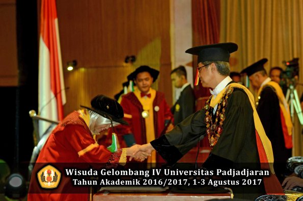 Wisuda Unpad Gel IV TA 2016_2017 Fakultas PERTANIAN oleh  Rektor 092