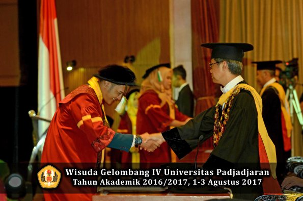 Wisuda Unpad Gel IV TA 2016_2017 Fakultas PERTANIAN oleh  Rektor 093