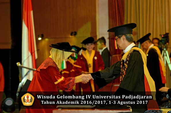 Wisuda Unpad Gel IV TA 2016_2017 Fakultas PERTANIAN oleh  Rektor 095