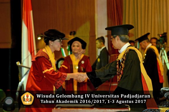 Wisuda Unpad Gel IV TA 2016_2017 Fakultas PERTANIAN oleh  Rektor 096
