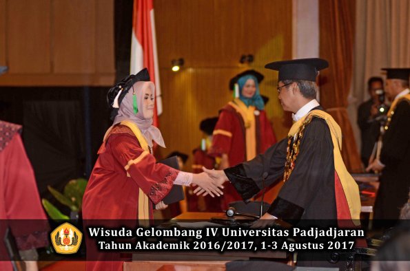 Wisuda Unpad Gel IV TA 2016_2017 Fakultas PERTANIAN oleh  Rektor 097