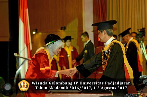 Wisuda Unpad Gel IV TA 2016_2017 Fakultas PERTANIAN oleh  Rektor 100