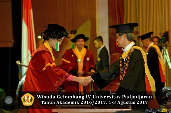Wisuda Unpad Gel IV TA 2016_2017 Fakultas PERTANIAN oleh  Rektor 101