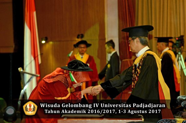 Wisuda Unpad Gel IV TA 2016_2017 Fakultas PERTANIAN oleh  Rektor 103