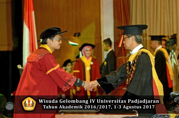 Wisuda Unpad Gel IV TA 2016_2017 Fakultas PERTANIAN oleh  Rektor 104